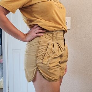 Super Cute & Flattering Free People Medium Pleated Paper Bag Tan Shorts Pockets.